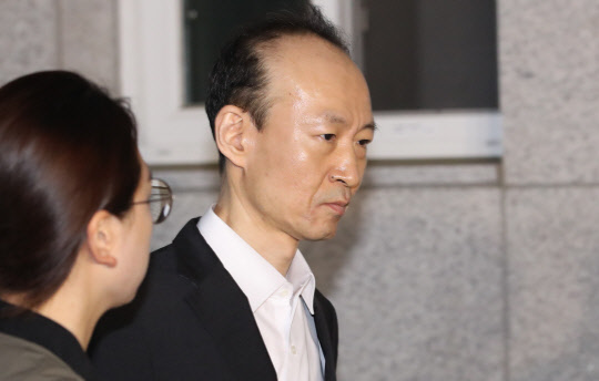 이재만 '묵묵부답'      (서울=연합뉴스) 김주성 기자 = 박근혜 정부 시절 국가정보원 특수활동비 상납에 관여한 혐의로 기소된 이른바 '문고리 3인방' 중 이재만 전 청와대 총무비서관이 23일 오전 형기 만료로 서울 동부구치소에서 석방, 취재진의 질문에 답하지 않은 채 귀가하고 있다. 2019.6.23      utzza@yna.co.kr  (끝)